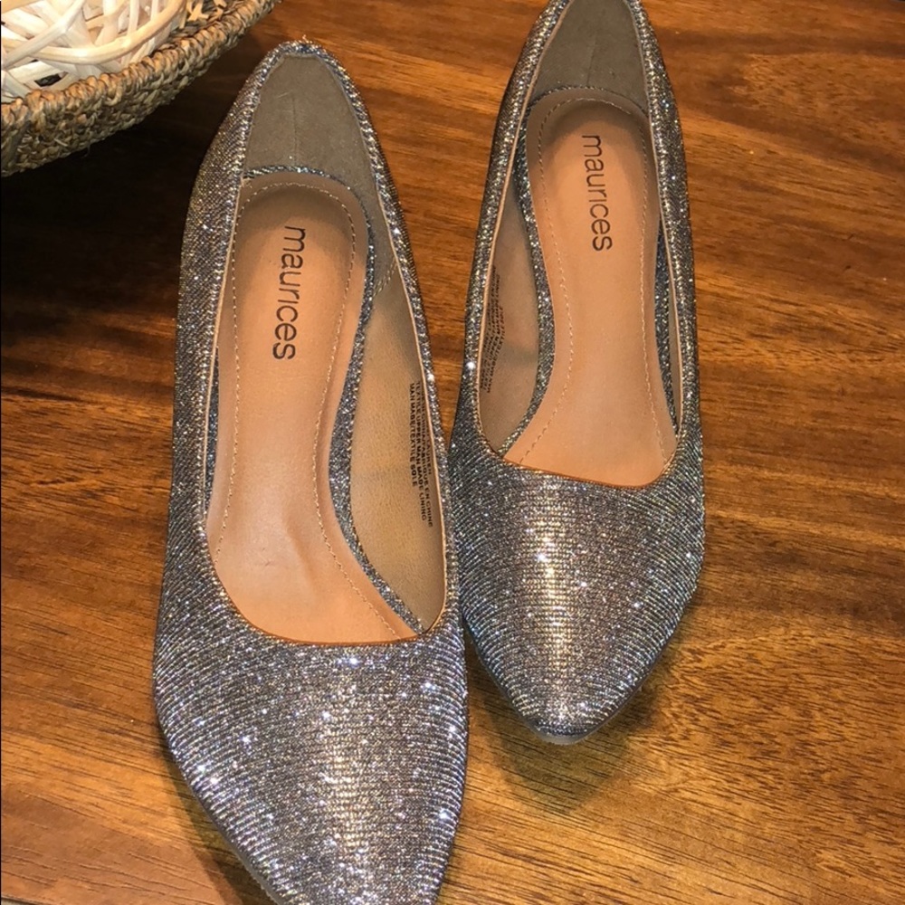 Beautiful shiny Maurices closed toe heels
